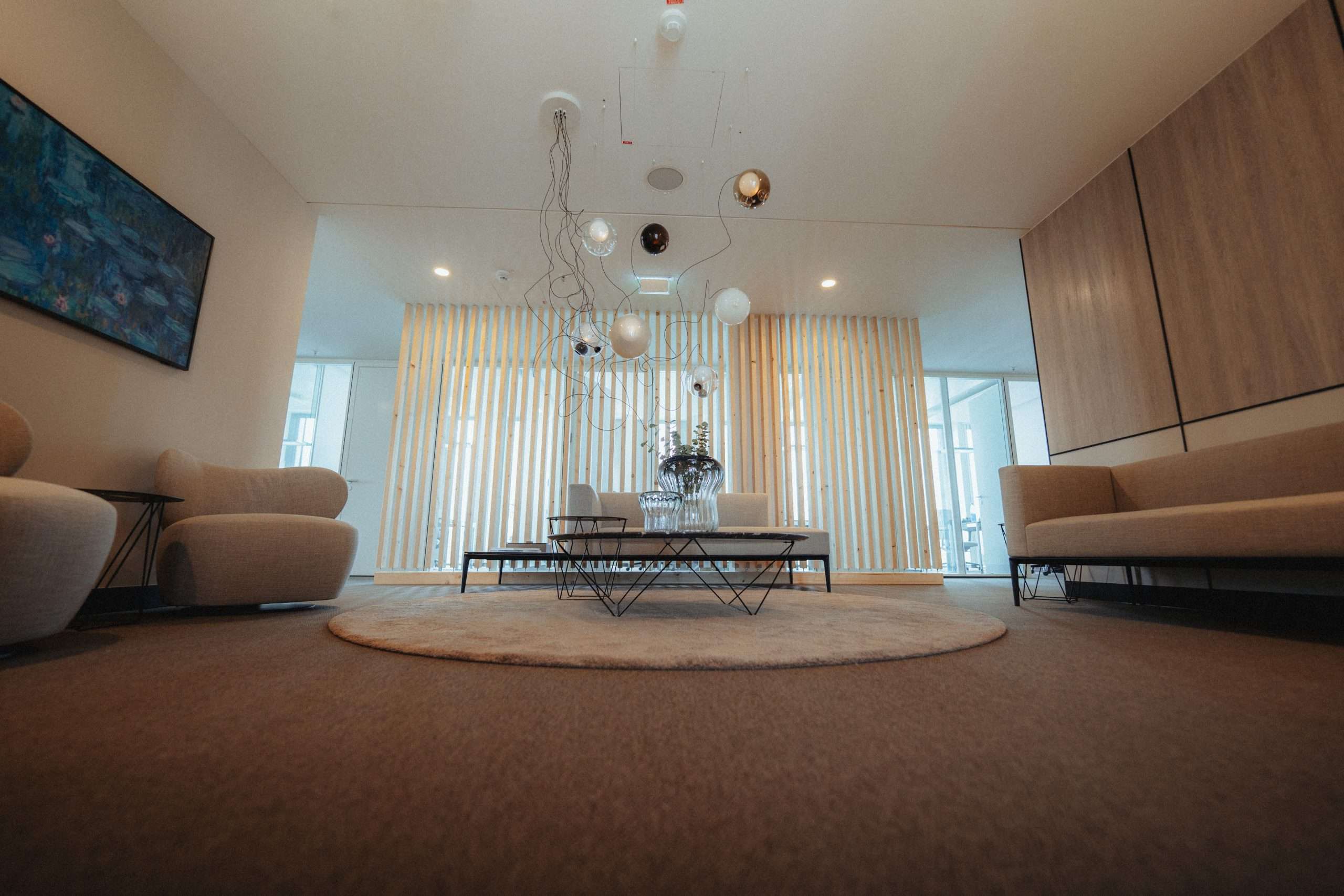 Büro Pabst Solution GmbH Eingangsbereich. Moderne Ausstattung in beige Tönen.