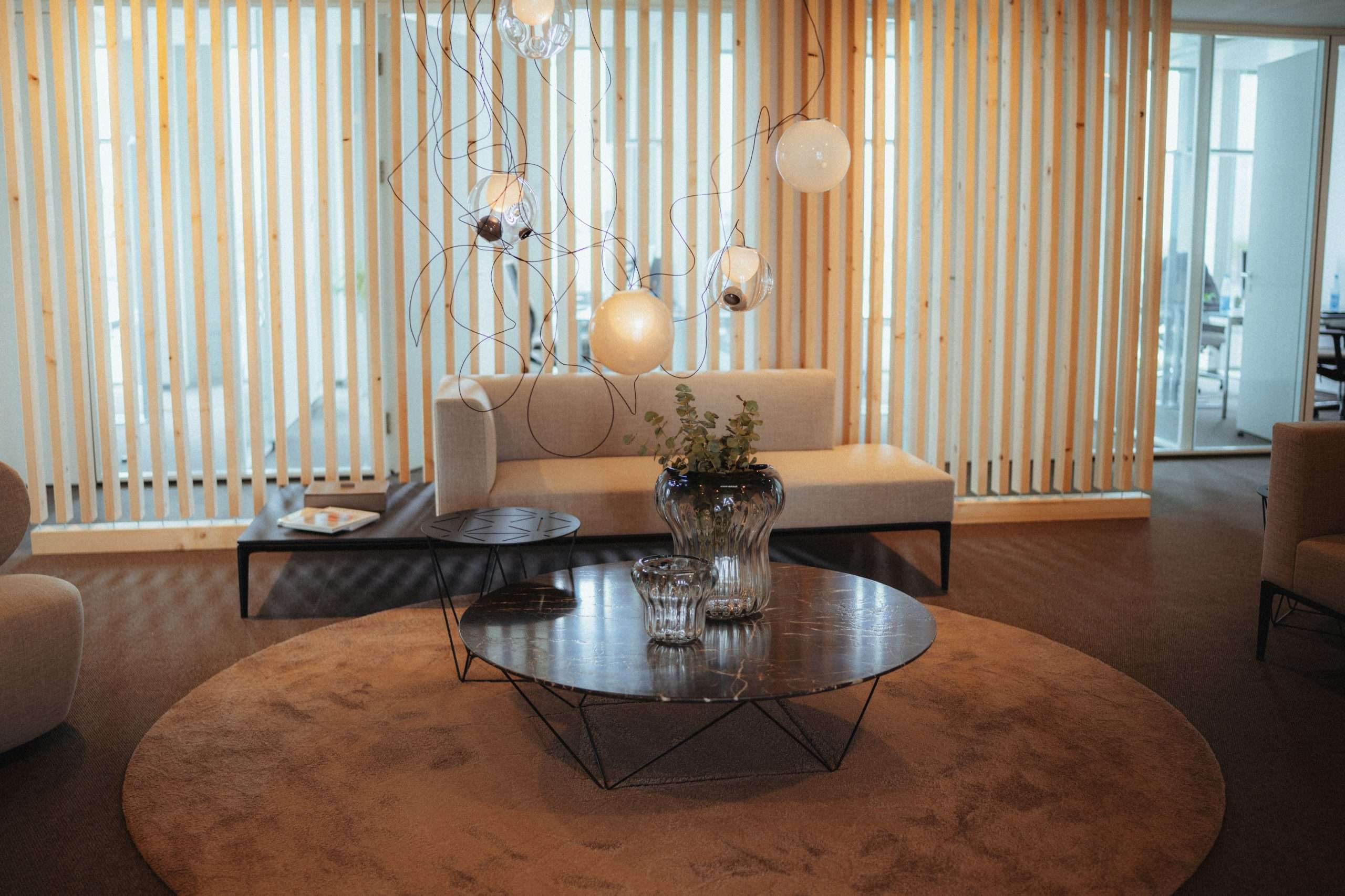 Büro Pabst Solution GmbH Eingangsbereich. Moderne Ausstattung in beige Tönen.